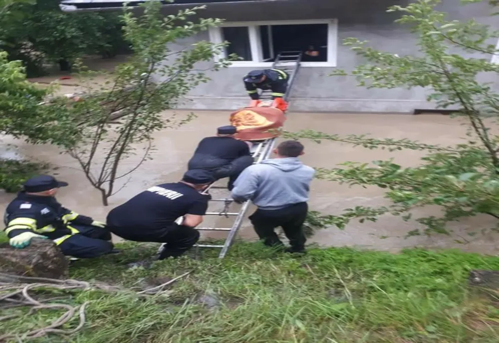 Persoane evacuate din calea apelor, copaci căzuți, drum național blocat