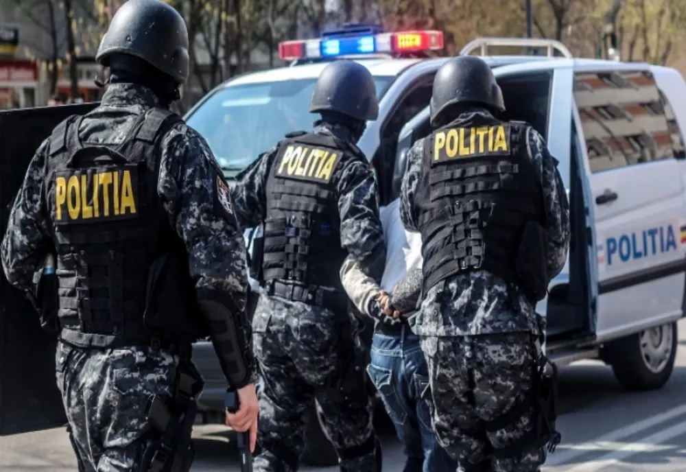 Opt persoane din județul Vâlcea suspectate de fraude informatice, reținute