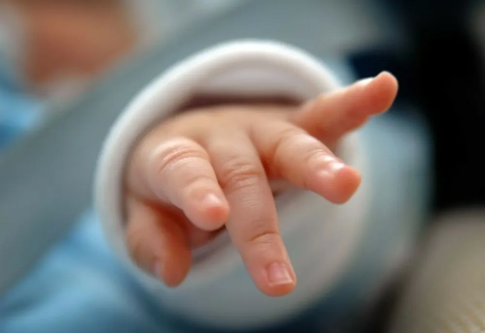Vâlcea: Dosar penal pentru o mamă minoră care a plecat din spital cu bebeluşul său confirmat cu COVID-19
