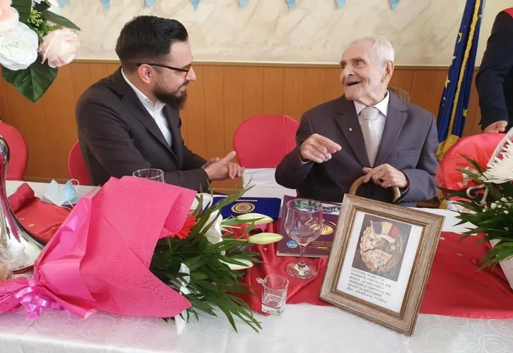 Întâlnire între generații. Sebastian Fârtat, alături de ultimul veteran de război din comuna Sălătrucel