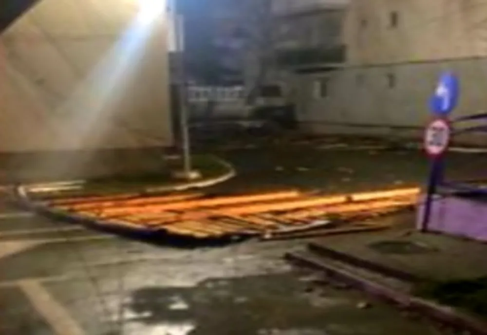 Acoperiș smuls de vânt la un bloc de locuinţe din Râmnicu Vâlcea