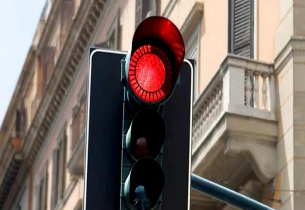 Semafor cu buton în zona Nord a orașului Râmnicu Vâlcea
