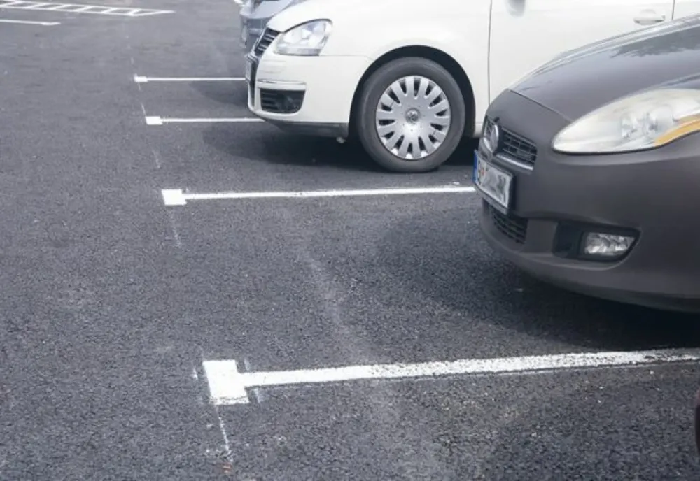 Locuri de parcare amenajate într- un cartier din Râmnicu Vâlcea