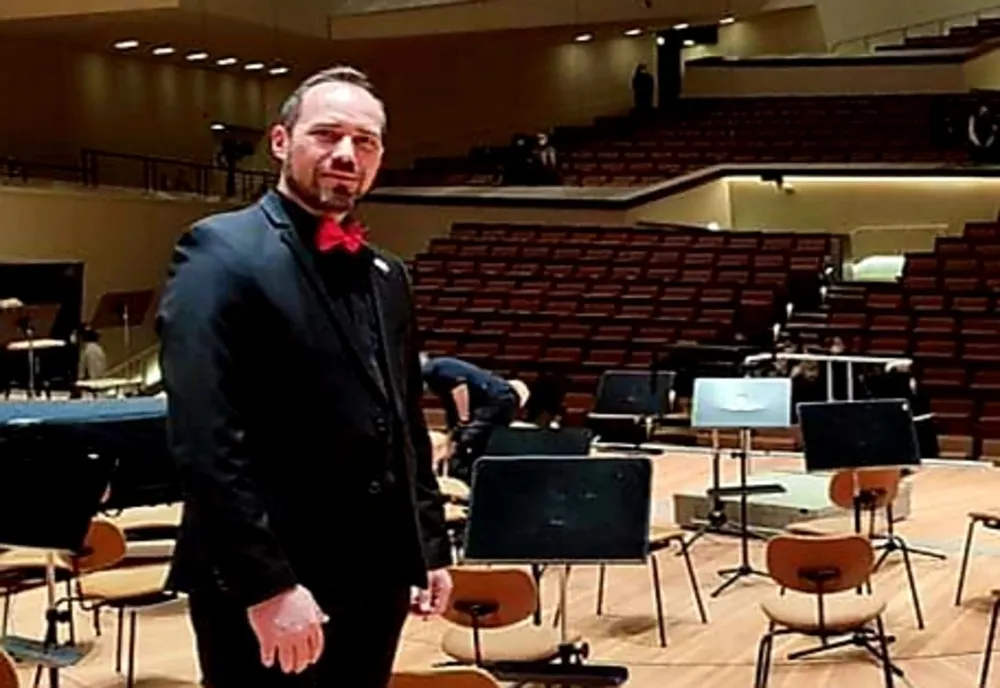 Dirijorul vâlcean Cristi Stroe prezent pe scena filarmonicii din Berlin, în concert