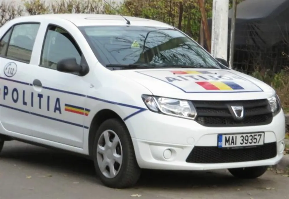  Și-a lovit bunica și mama cu un topor pentru bani. A fost arestat preventiv