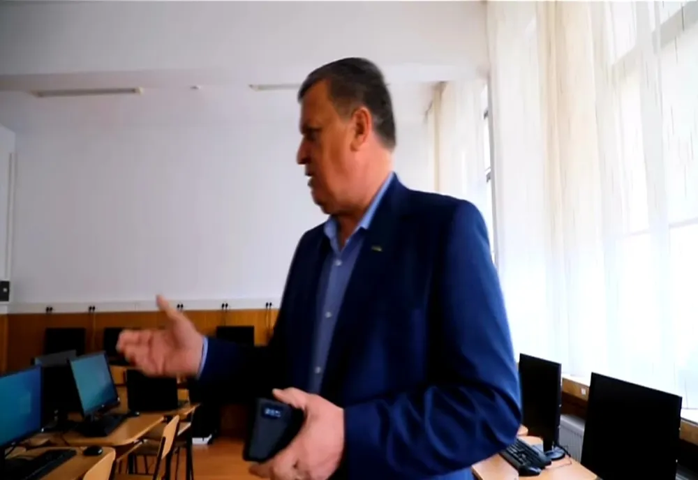 Primarul Râmnicului prezent la predarea a 28 de calculatoare pentru o nouă catedră 