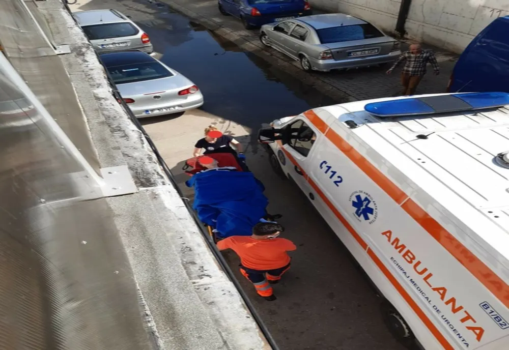 Pacient transportat pe targă pentru că ambulanţa nu a putut intra unde se afla 
