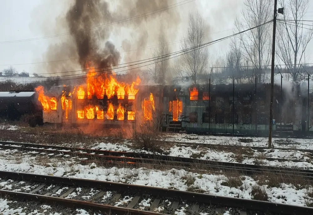 Tren în flăcări pe ruta Sibiu- Râmnicu Vâlcea 