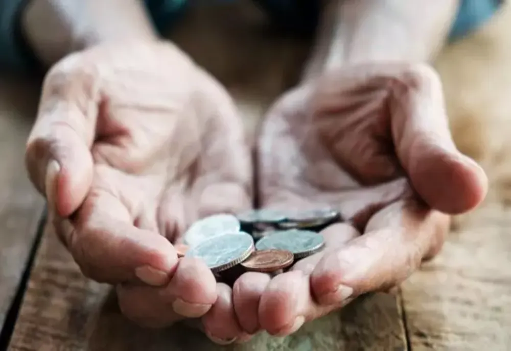 Pensionarii care au venituri lunare de până la 2.000 de lei vor primi un ajutor financiar de 700 de lei