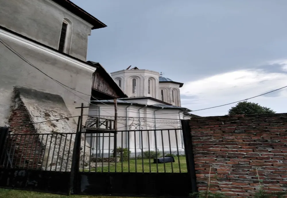 Vâlcea: Vântul a prăbuşit Turla unei biserici