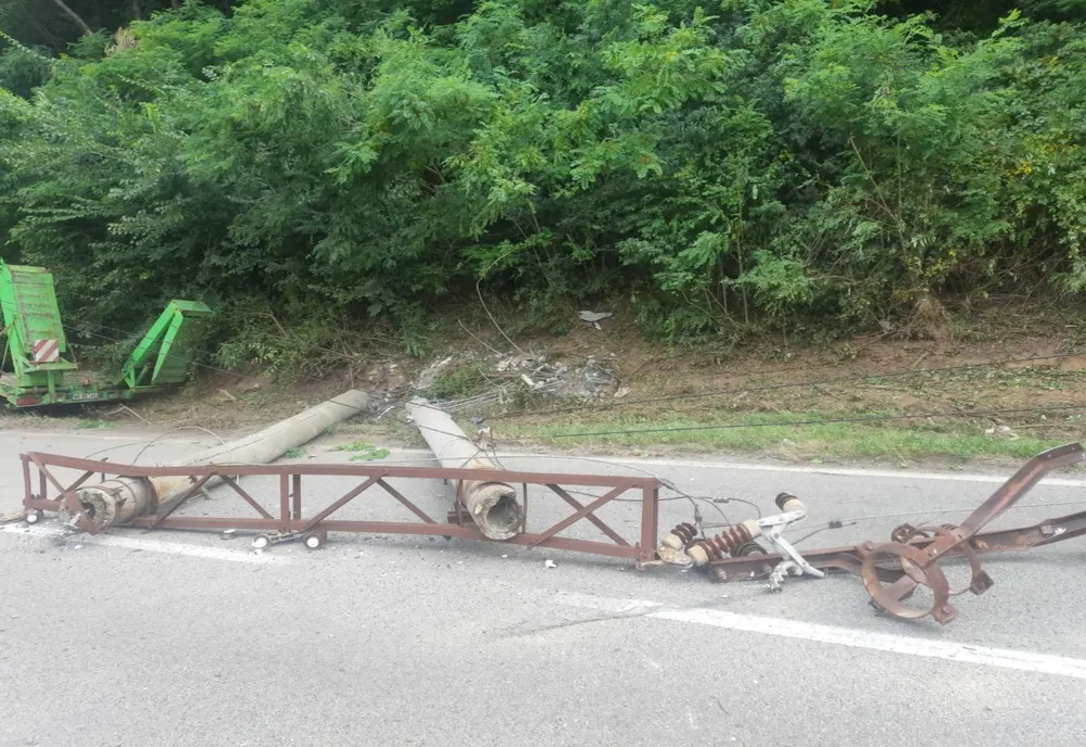 Trei persoane rănite grav, în Vâlcea, după ce un TIR a lovit un stâlp, care în cădere a fost agăţat de un tren (VIDEO)