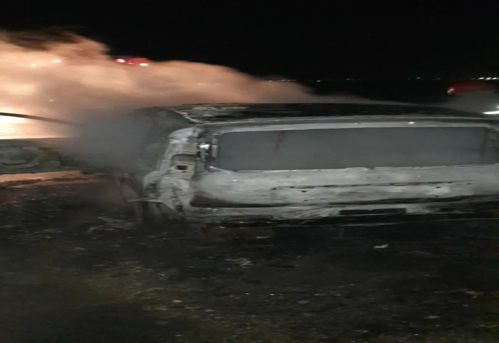 Maşină distrusă de un incendiu, pe malul lacului Zăvideni din Vâlcea