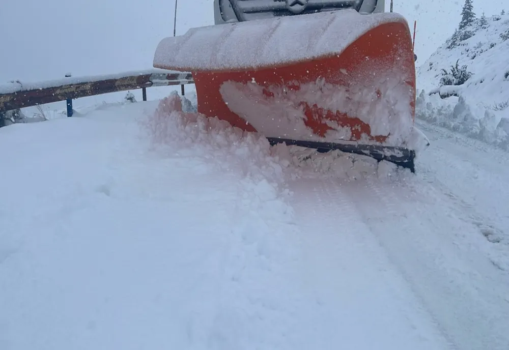 Turiștii rămași cu autoturismul blocat în zapada pe drumul către cabana Cozia