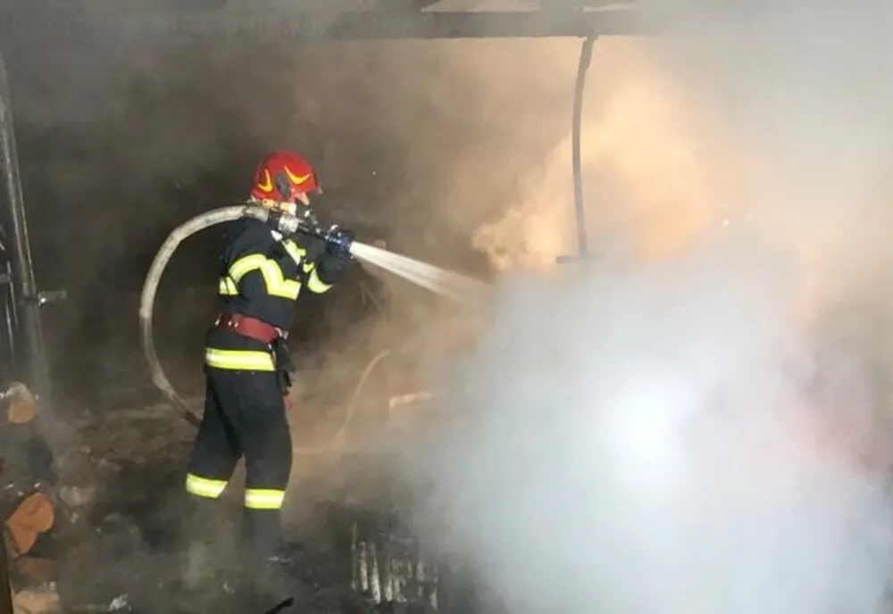 Incendiu la o fermă din Vâlcea
