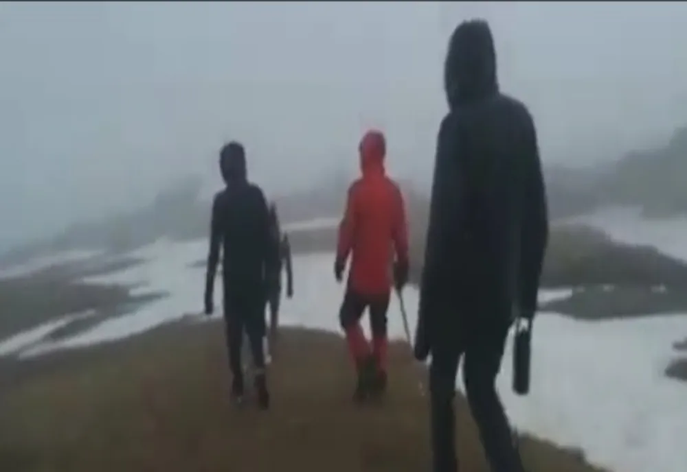Patru tineri din Vâlcea s -au aventurat spre Vârful Omu fără niciun fel de echipament montan. Au intervenit salvatorii