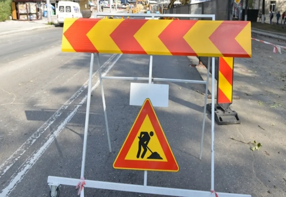 RESTRICȚII DE CIRCULAȚIE ÎN JUDEȚUL VȚLCEA PE DN7 DIN CAUZA LUCRĂRILOR DE RÎNGUIRE A VERSANȚILOR