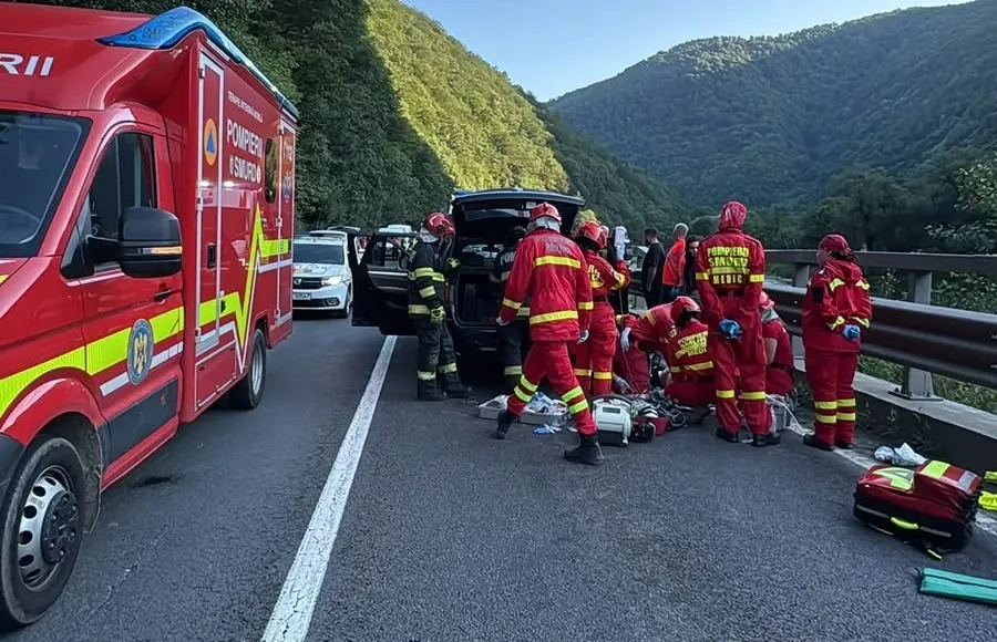 Un bărbat a murit după ce un bolovan a căzut peste o mașină, pe Valea Oltului