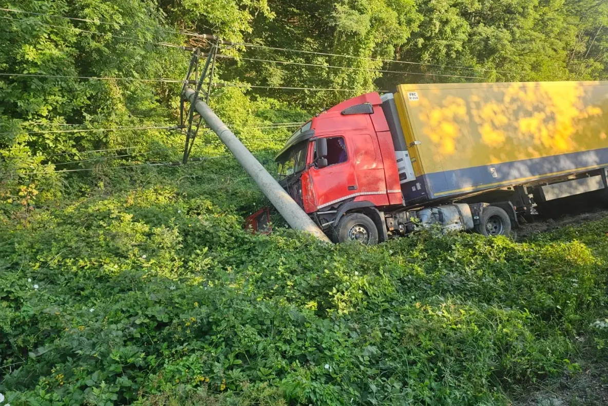 Accident grav pe DN 7, la Brezoi. Un TIR a rupt un stâlp de electricitate și a ajuns în afara carosabilului