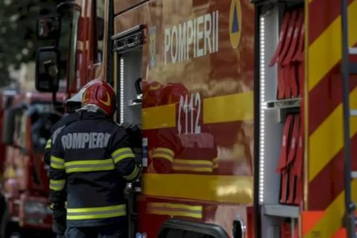 TIR cuprins de flăcări pe DN 7, între Pitești și Râmnicu Vâlcea. Traficul a fost oprit în zona Morărești