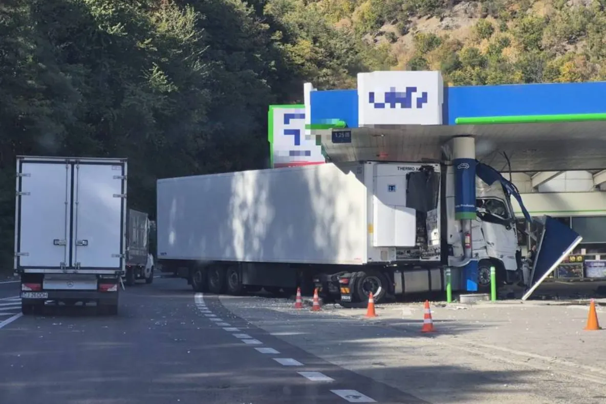 Un TIR a intrat într-o benzinărie de pe Valea Oltului. Șofer încarcerat și trafic blocat pe DN7