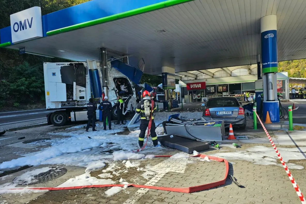 Un TIR a intrat într-o benzinărie de pe Valea Oltului. Șofer încarcerat și trafic blocat pe DN7