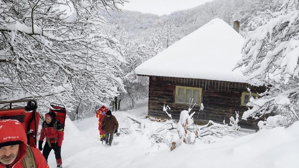 Case înghițite de pământ și zeci de familii izolate din cauza unei alunecări de teren