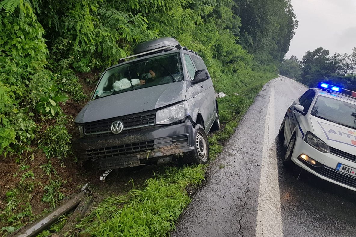 Microbuz cu 9 bulgari, răsturnat pe Valea Oltului