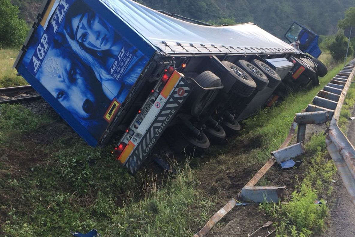 Tir răsturnat pe calea ferată, la Câineni