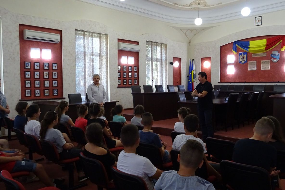 Copiii din Cernăuţi au vizitat Primăria Râmnicu Vâlcea