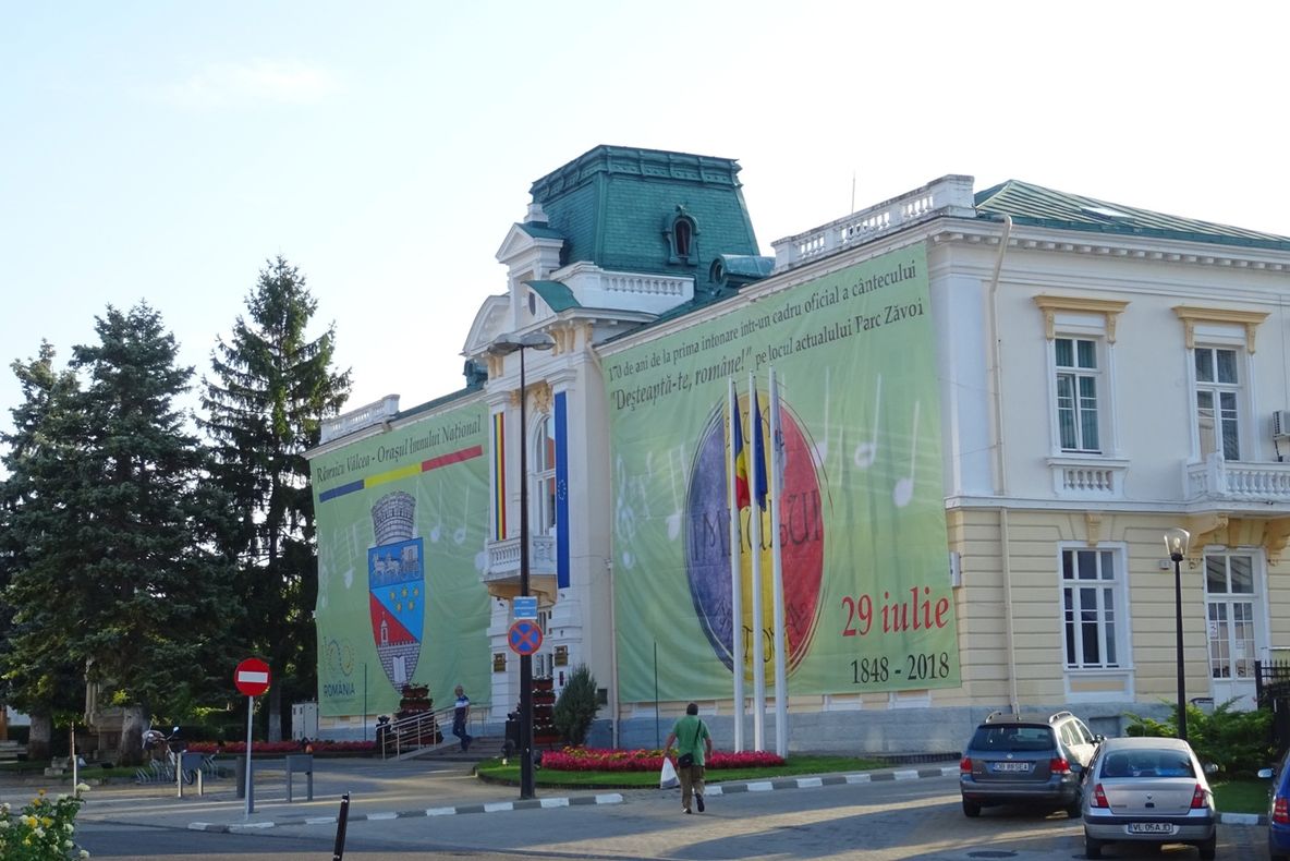 Primăria Râmnicu Vâlcea a îmbrăcat haina de sărbătoare