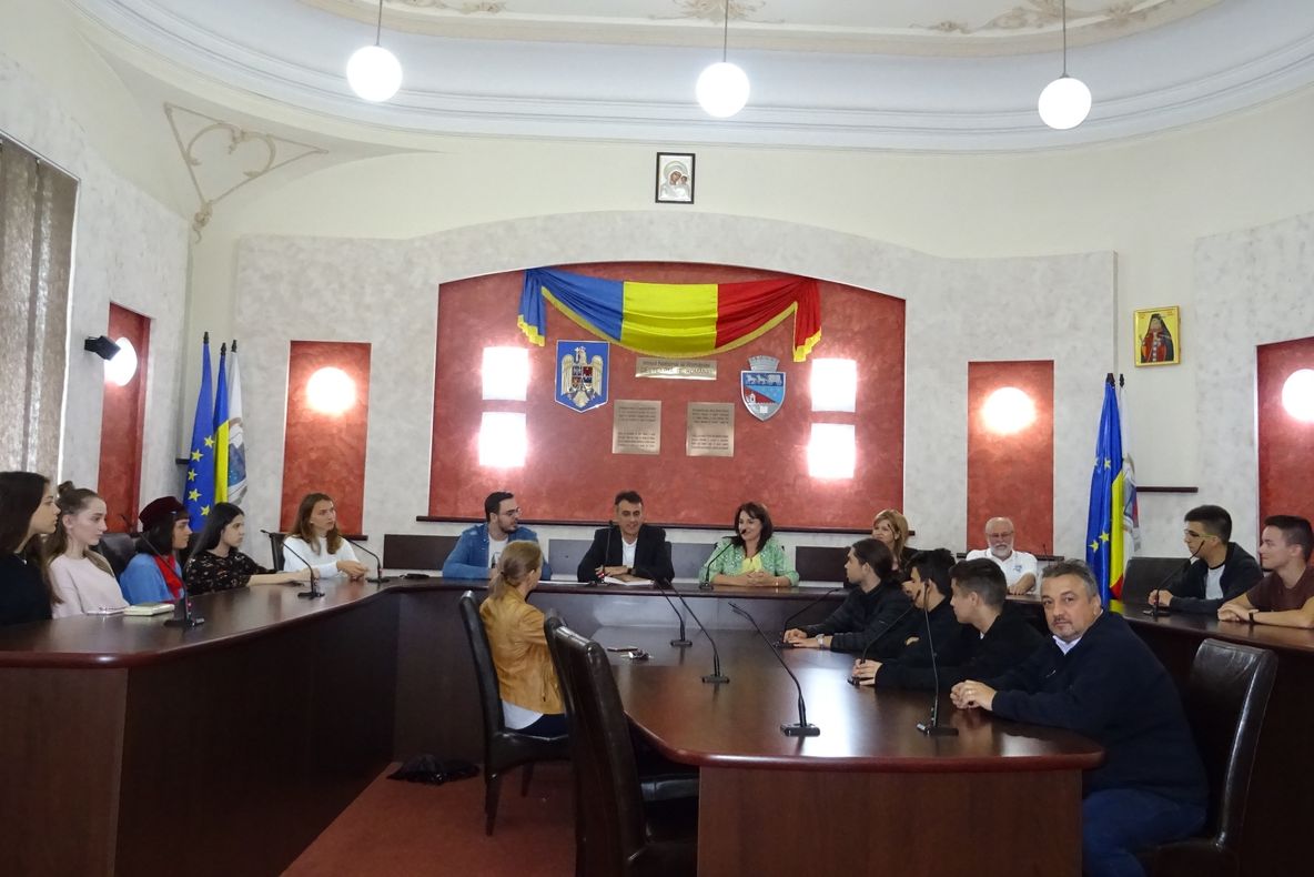 Tineri din cinci ţări au vizitat Primăria Rm. Vâlcea