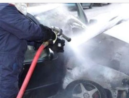 Un autoturism a luat foc pe Calea lui Traian