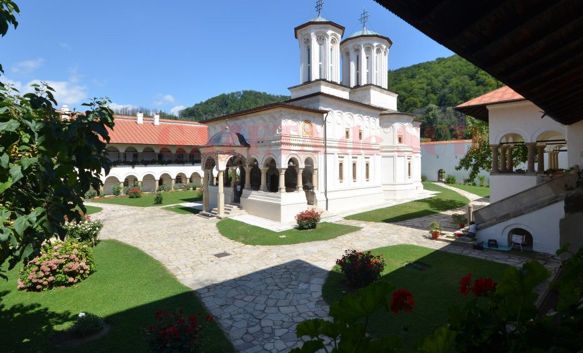 Sute de pelerini așteptați la Horezu