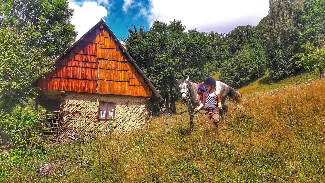 Un loc uitat aproape de lume renaște printr- o noua aventura, echitatia