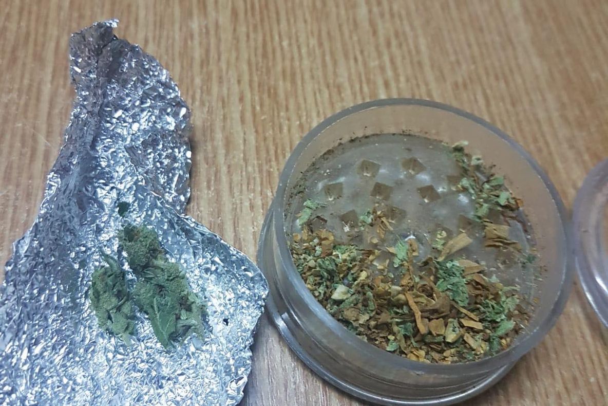 Tânăr surprins având asupra lui substante interzise în Râmnicu Vâlcea