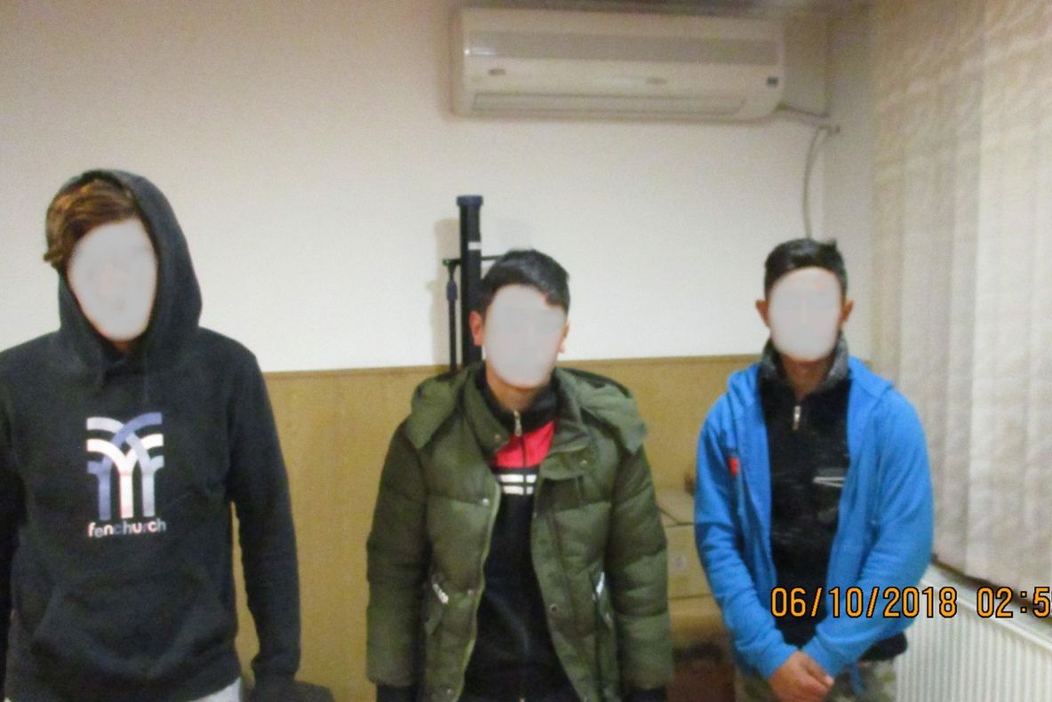 Poliţiştii locali au prins trei minori care au pătruns prin efracţie într-o mașină