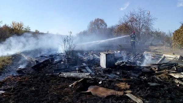 Casa nelocuita, in flacari