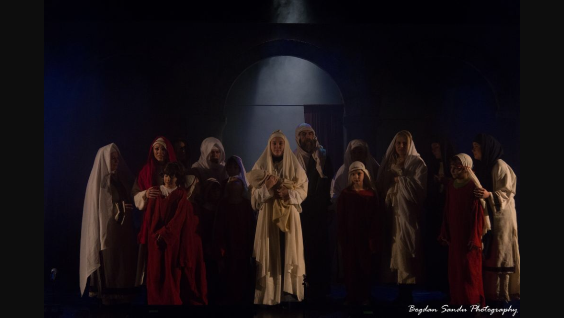 Spectacol tradițional de Crăciun, oferit în centrul Râmnicului, de actorii Teatrului Ariel