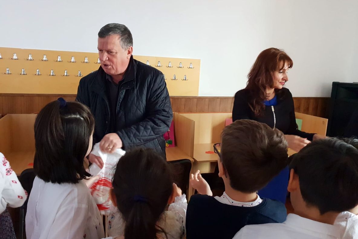 Moş Crăciun, la pas, prin Râmnic