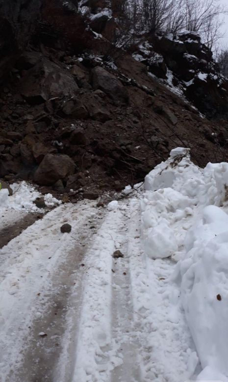 FOTO Drumul Județean 654 – Cheia, între Mănăstirea Iezer și Schitul Pahomnie, blocat de stânci