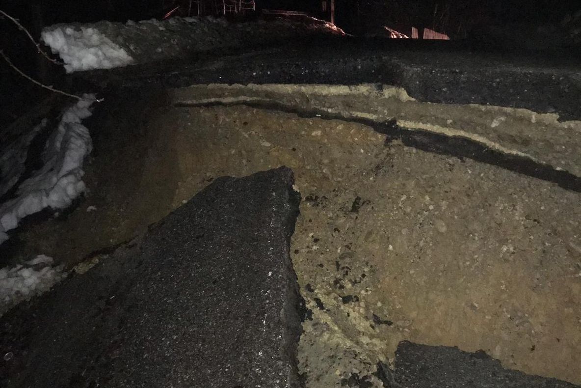 Ploile au "rupt" drumul de legătură între Slătioara și Vaideeni !