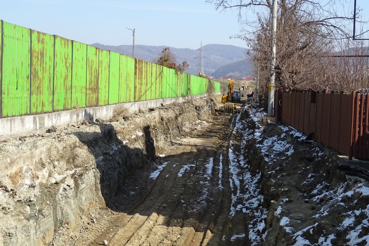 Lucrări la canalizarea pluvială pentru eliminarea inundării gospodăriilor