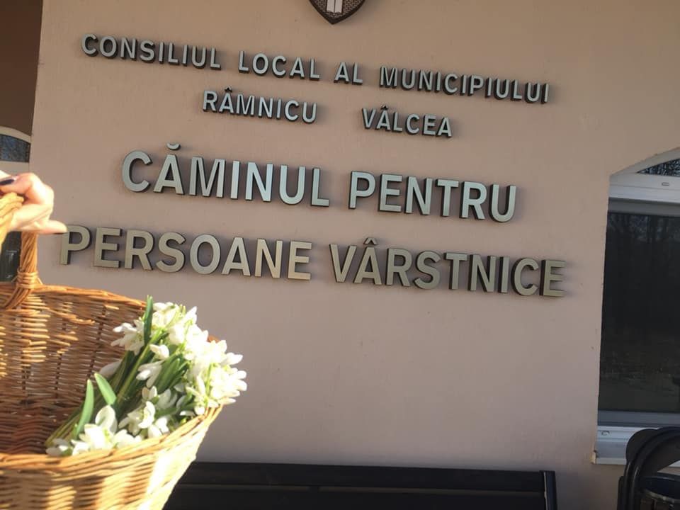 Un mărţişor, un zâmbet şi un cântec pentru persoanele vârstnice !