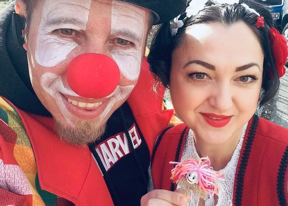 Micul Pepe și actorii din noul spectacol pentru copii ce va avea loc duminică la Teatrul "Ariel" au oferit mărțișoare publicului vâlcean