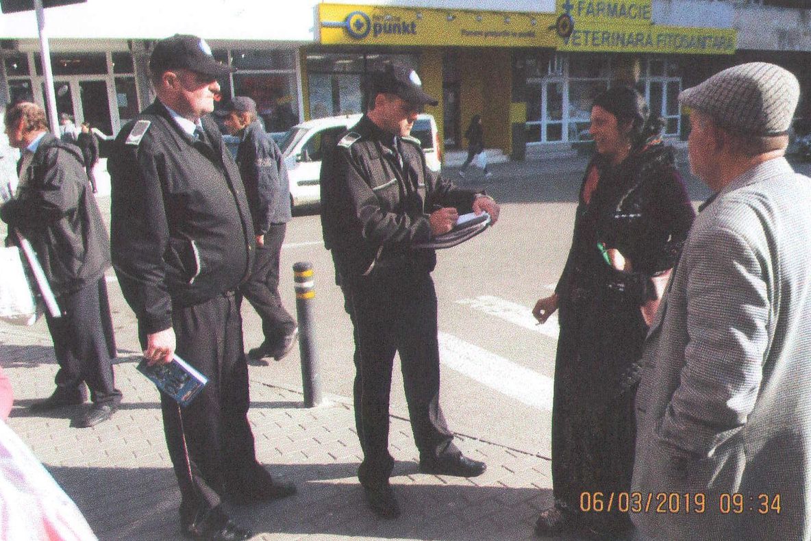 2.000 de lei amenda pentru ţigări şi coji de seminţe aruncate pe jos