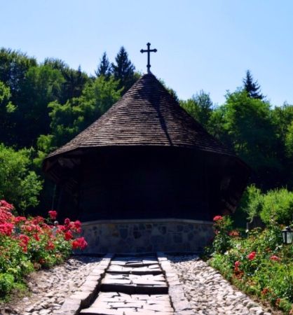 Drumul către unul dintre cele mai vizitate lăcașuri de cult din Vâlcea va fi modernizat