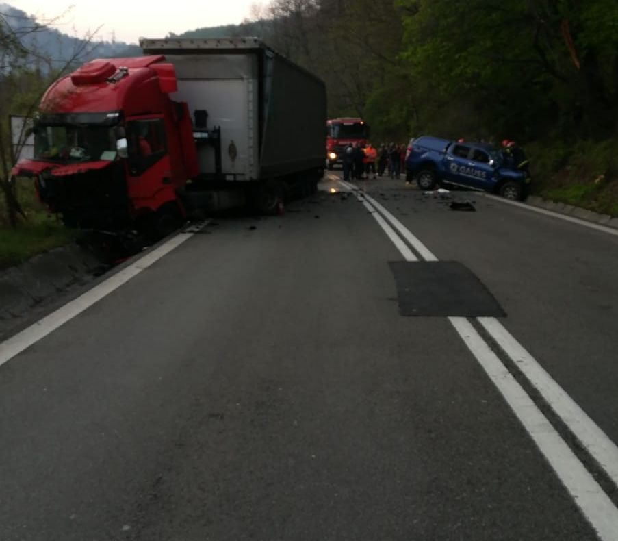 Trafic blocat pe D.N. 7, pe Valea Oltului. Accident cu victime !
