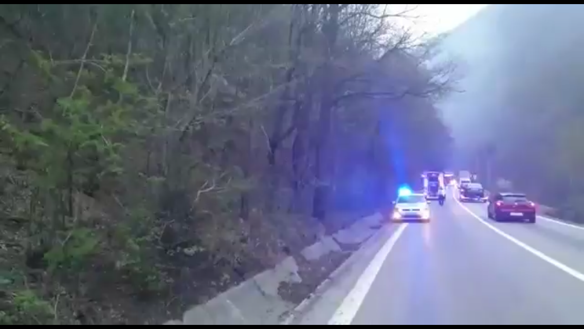 Trafic blocat pe Valea Oltului din cauza incendiului de pădure