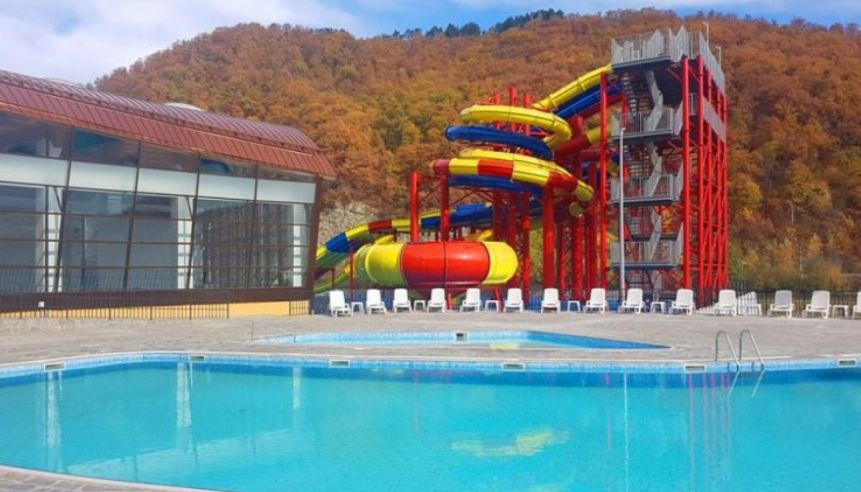 Piscine, terenuri de tenis, SPA, plimbări cu vaporașul, locuri de joacă, în noul centru de relaxare din Călimănești