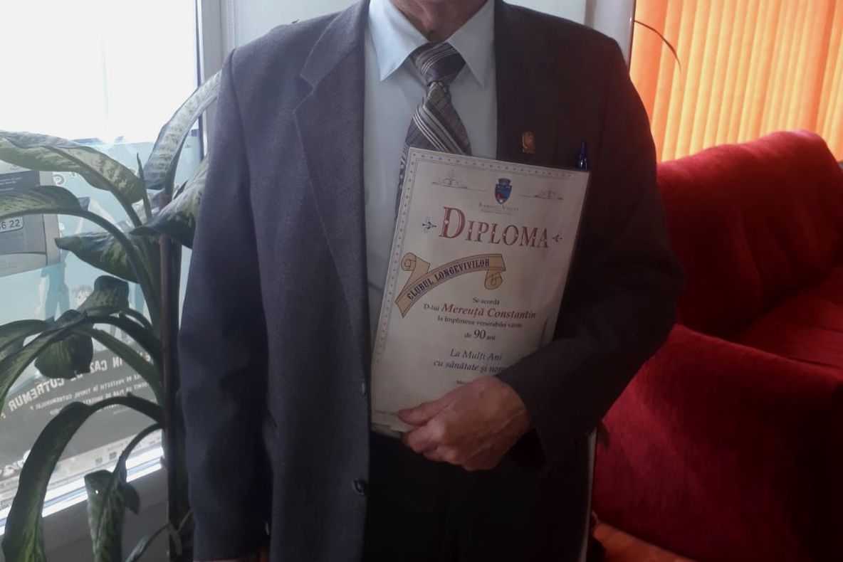 23 de vârstnici au fost premiaţi la intrarea în ”Clubul Nonagenarilor”